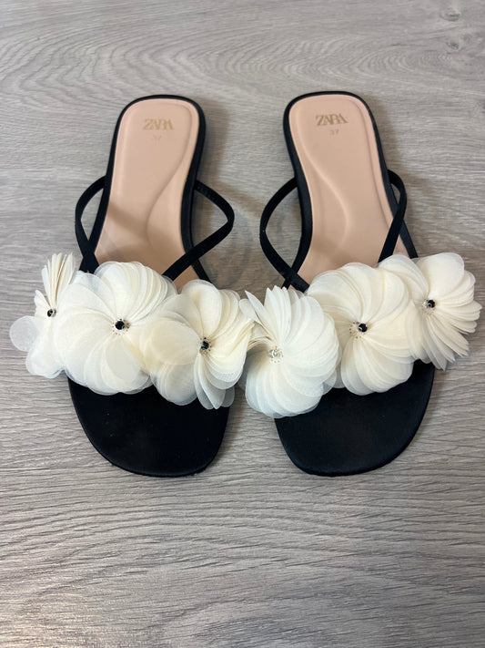 ZARA. Sandalia plana hojas tela. T 37