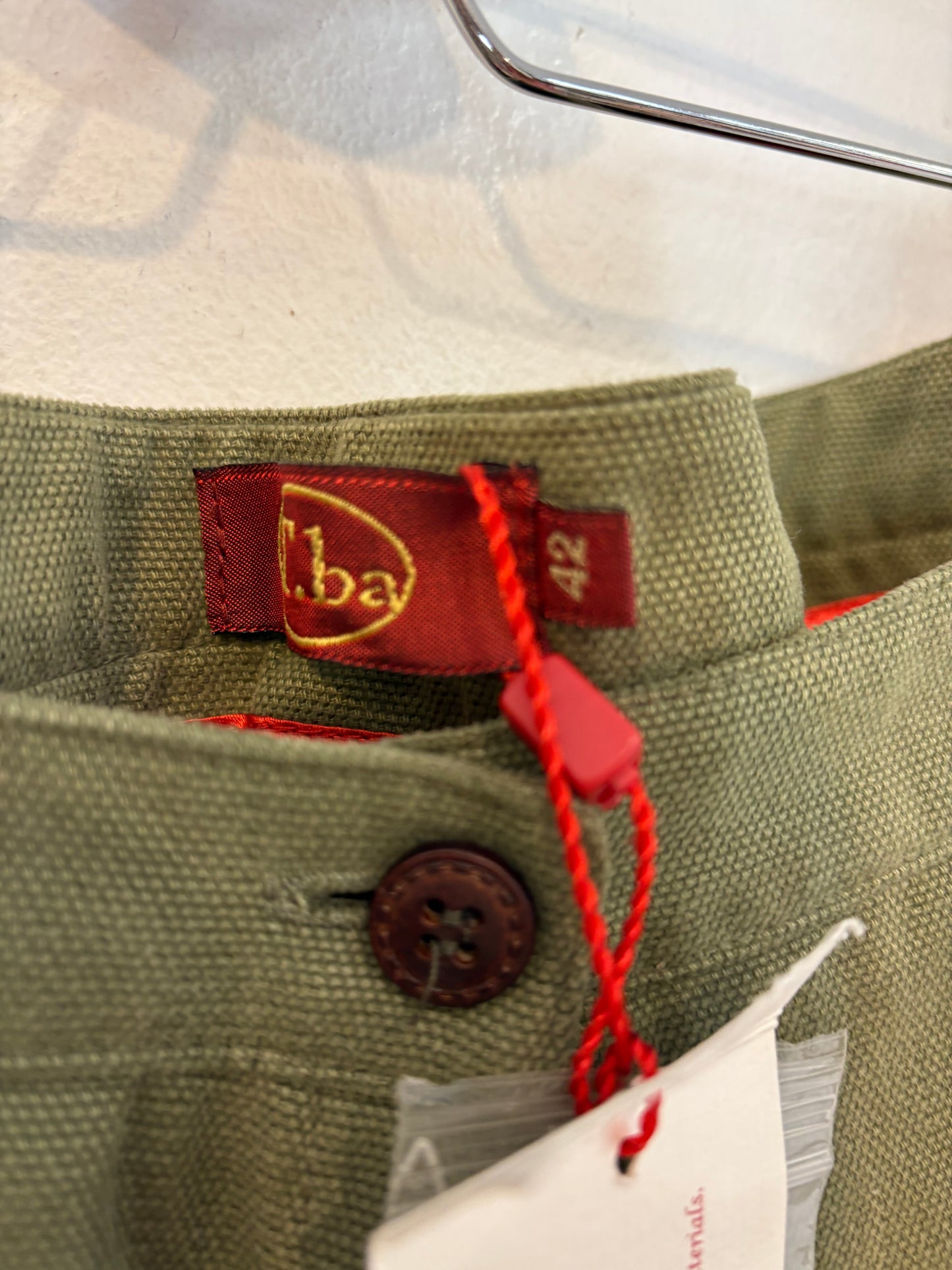 TBA. Pantalón verde media pierna