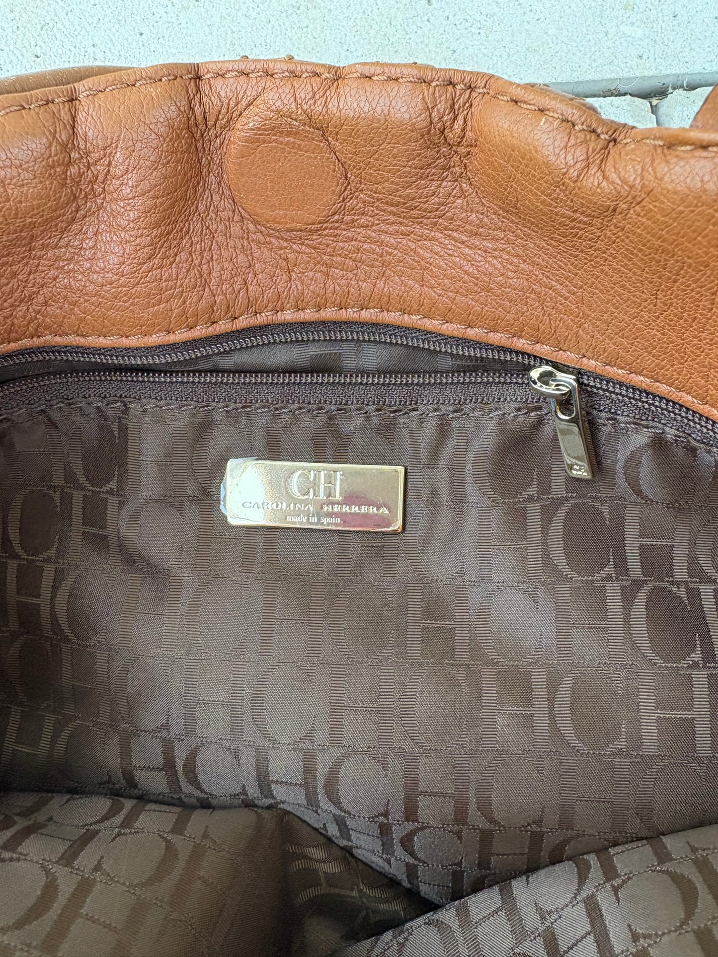 CAROLINA HERRERA. Bolso de mano en piel marrón
