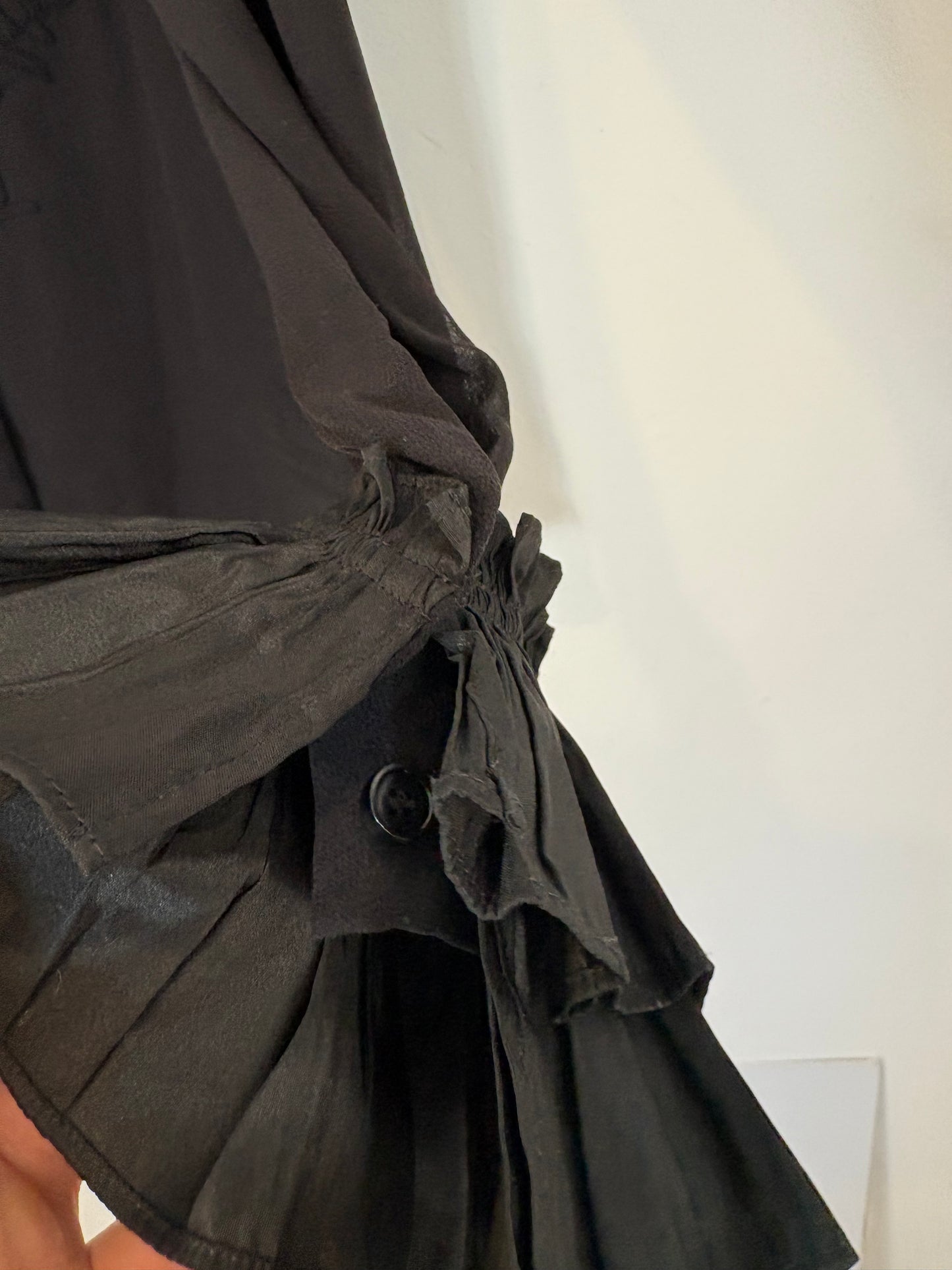 BARBARA BUI. Blusa negra semitransparente. T 36