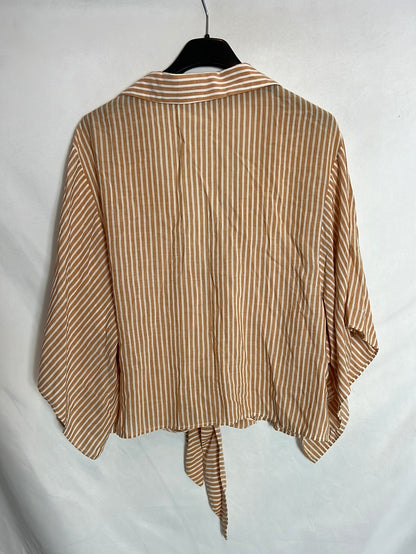 BERHSKA. Blusa rayas corchetes. T L