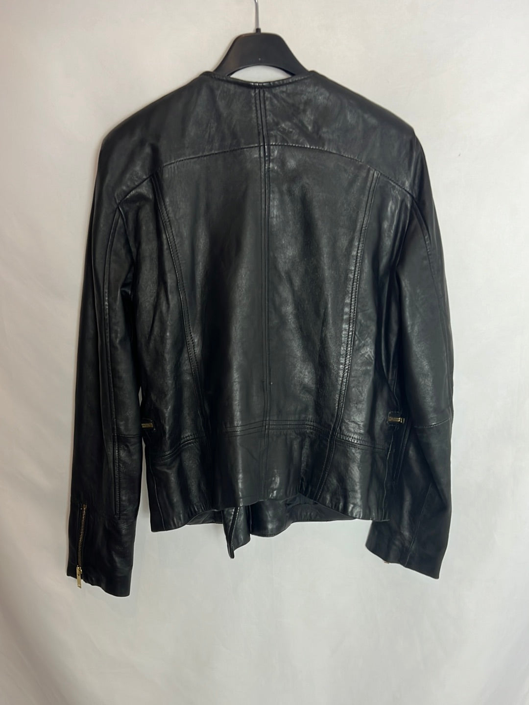 MANGO. Chaqueta piel negra. T L