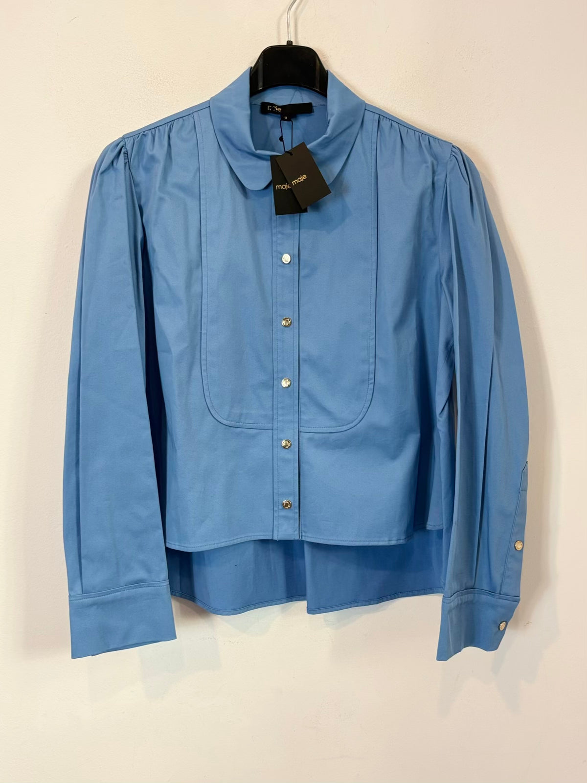 MAJE .Camisa azul claro asimétrica