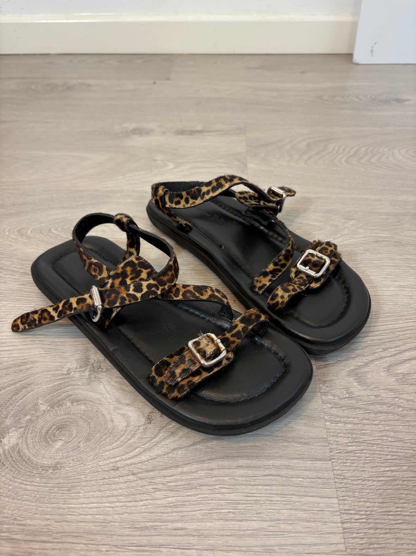 MASSIMO DUTTI. Sandalia piel tira cruzada . T 39