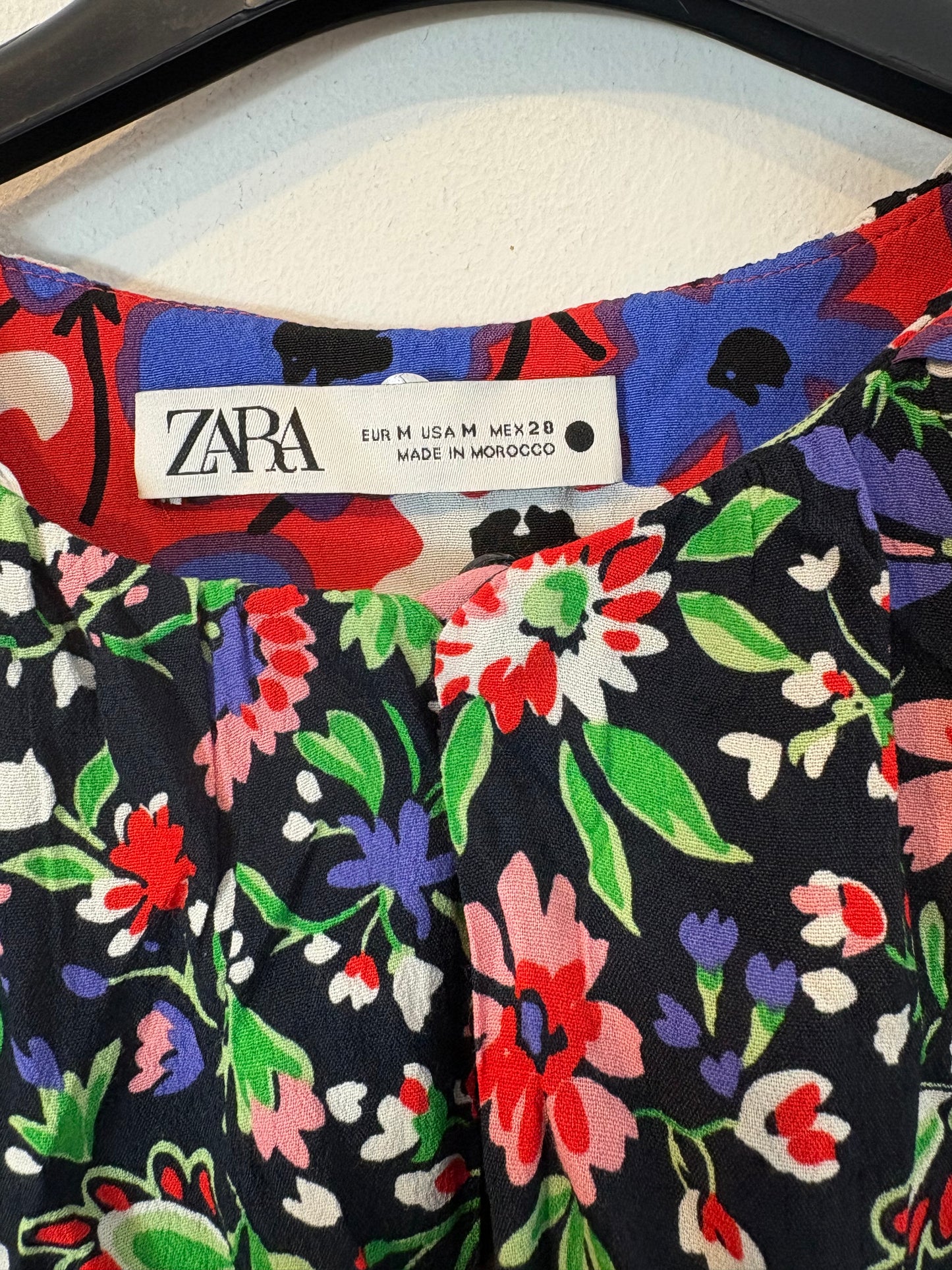 ZARA. Blusa estampada hombreras