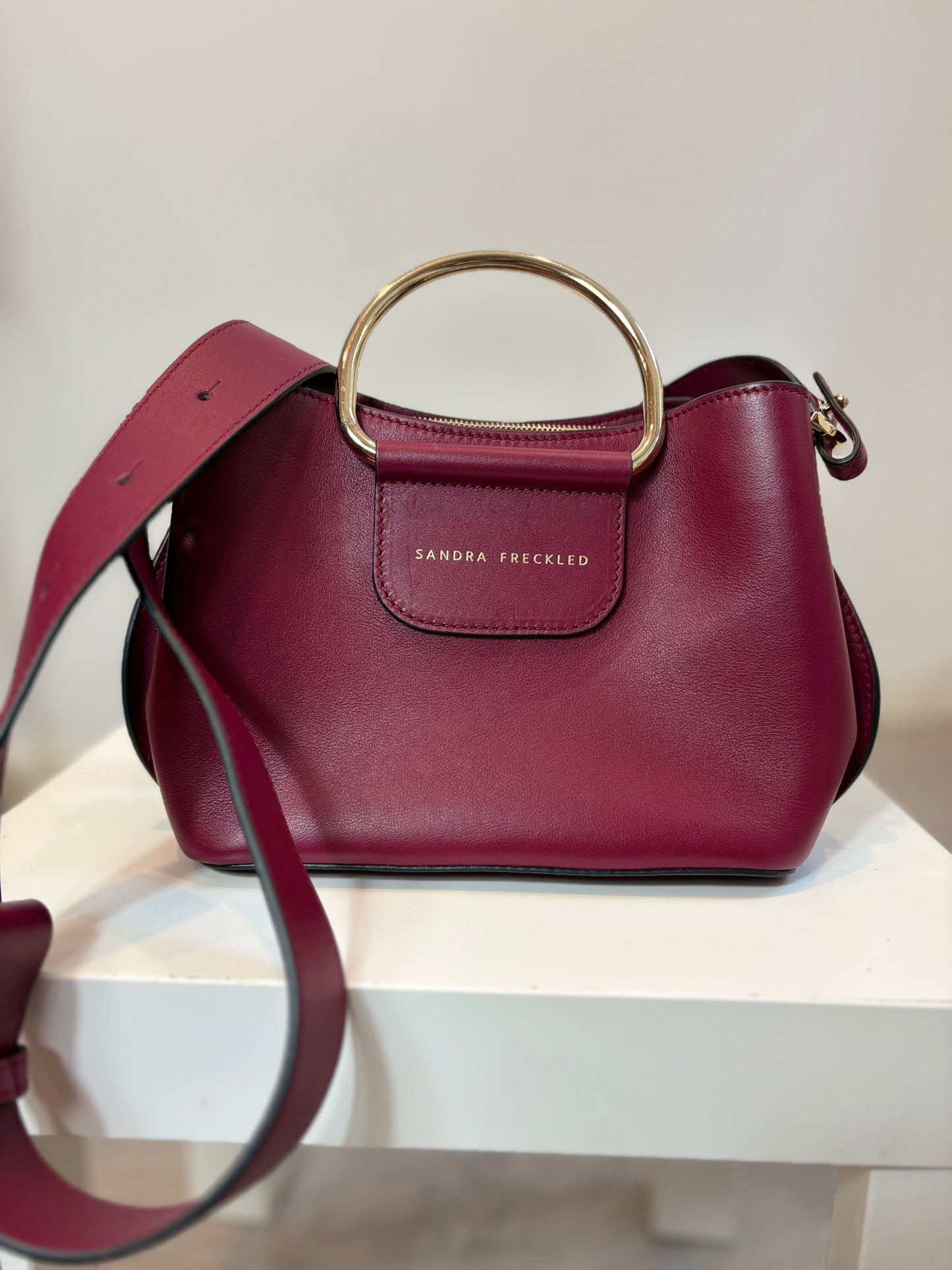 SANDRA FRECKLED. Bolso burdeos bandolera piel