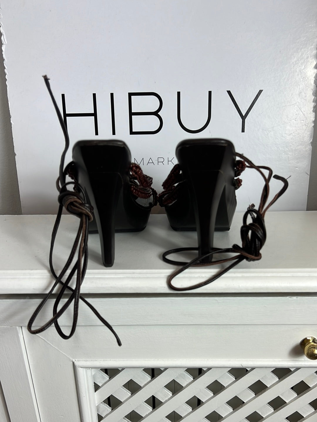 SANDALO ESSENCE. Sandalia marrón detalles pedrería azules . T 39