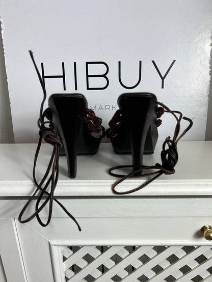 SANDALO ESSENCE. Sandalia marrón detalles pedrería azules . T 39