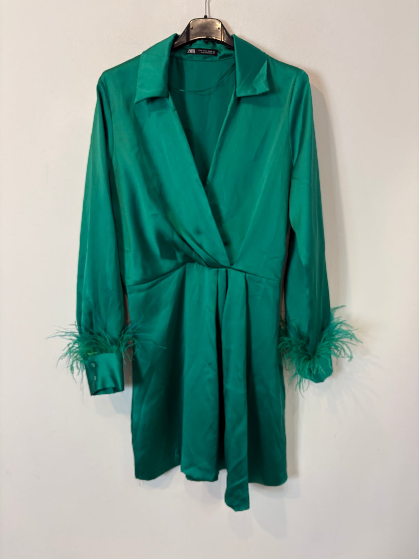 ZARA. Vestido verde satinado plumas