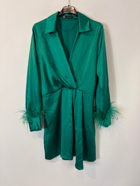 ZARA. Vestido verde satinado plumas