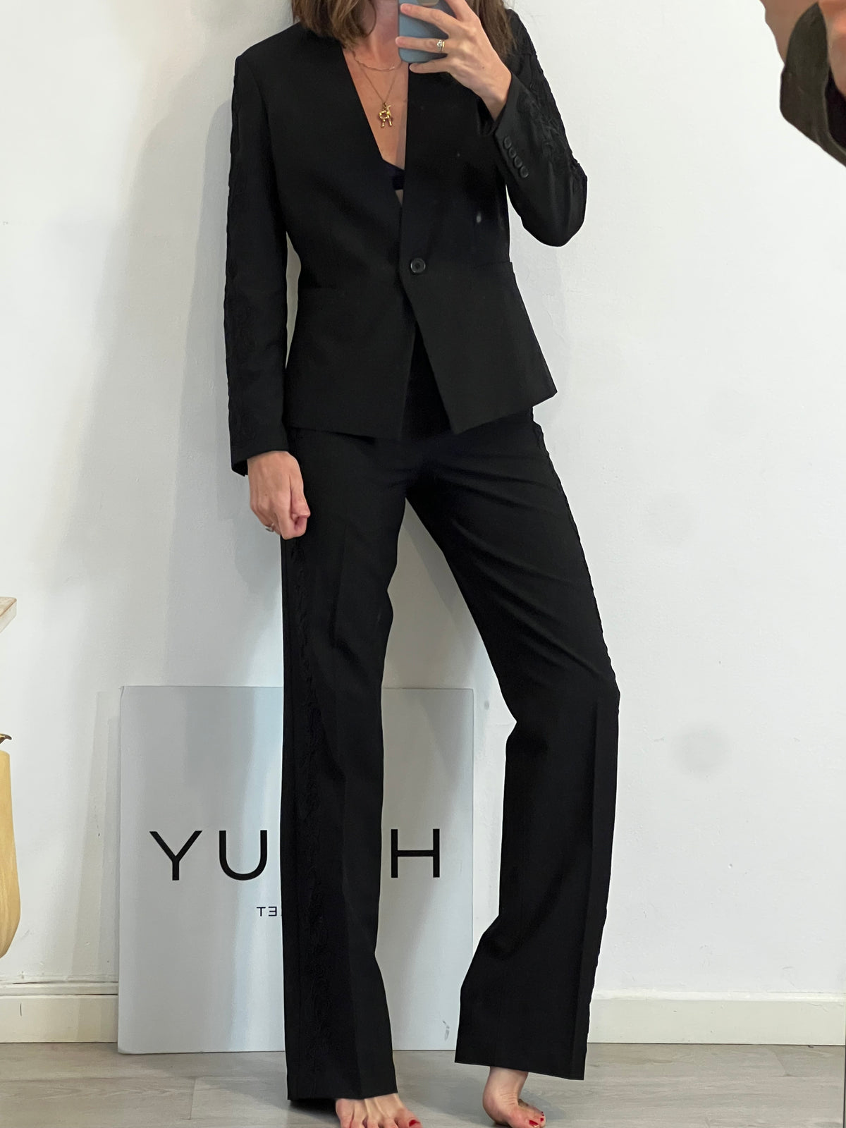 H&M. Conjunto chaqueta y pantalón negro detalles