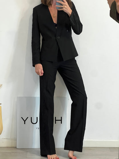 H&M. Conjunto chaqueta y pantalón negro detalles