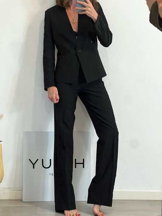 H&M. Conjunto chaqueta y pantalón negro detalles