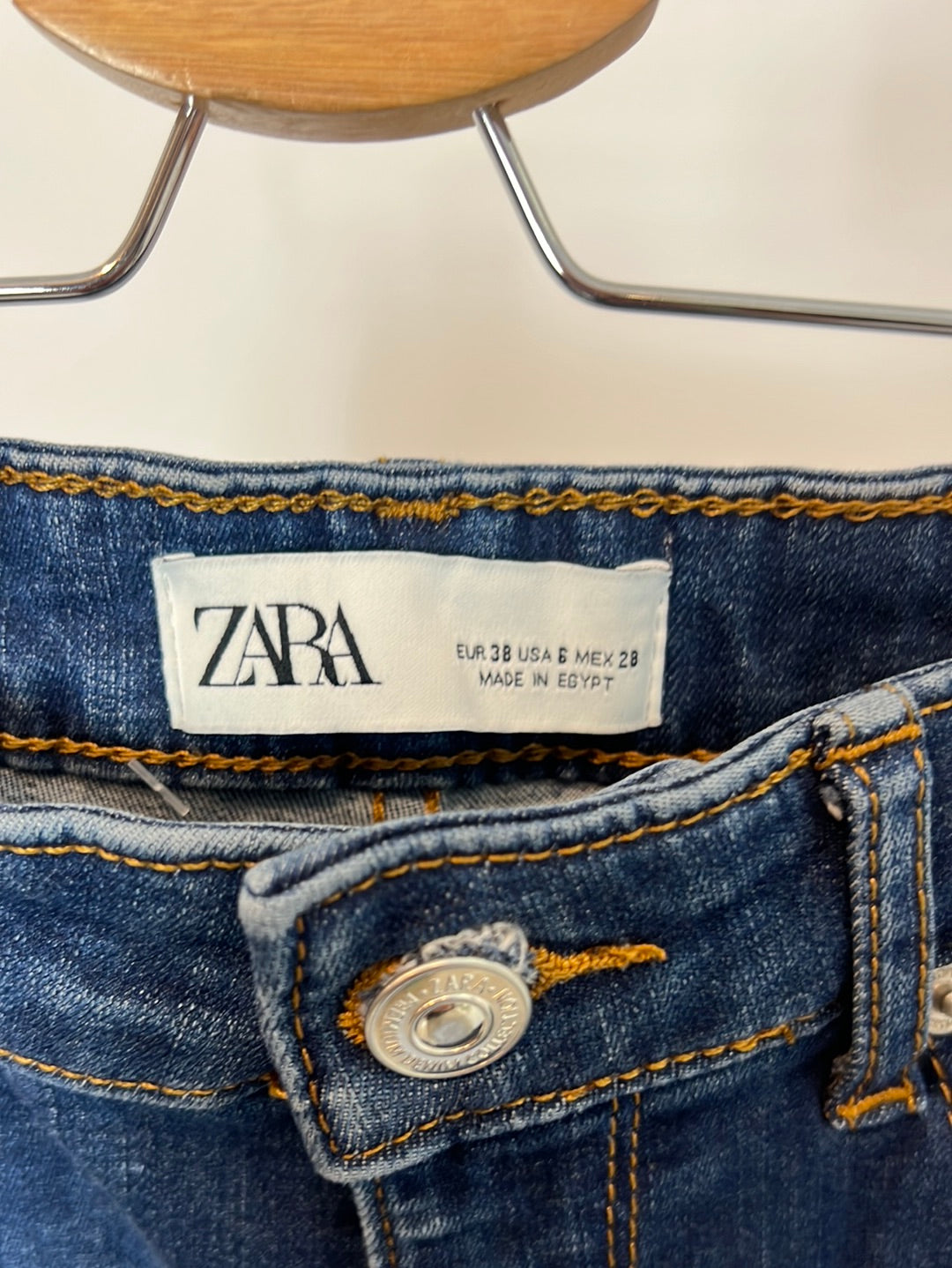 ZARA. Denim azul oscuro campana. T 38