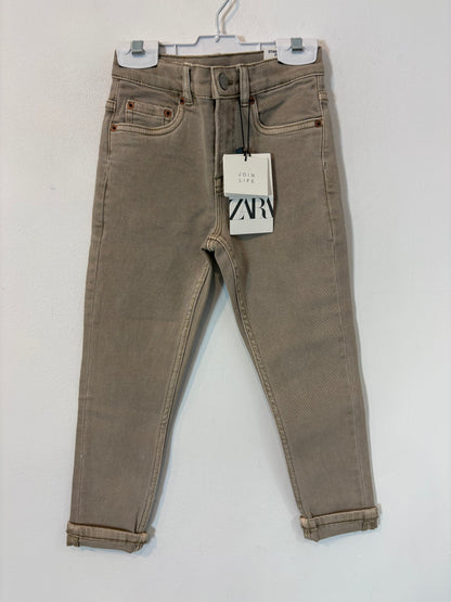 ZARA. Denim slim elastico beige tostado. T 6 años