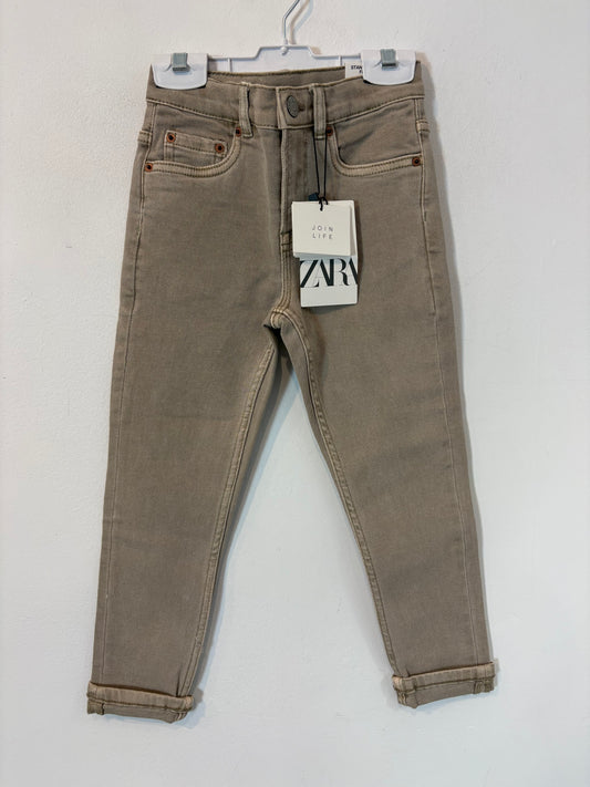 ZARA. Denim slim elastico beige tostado. T 6 años