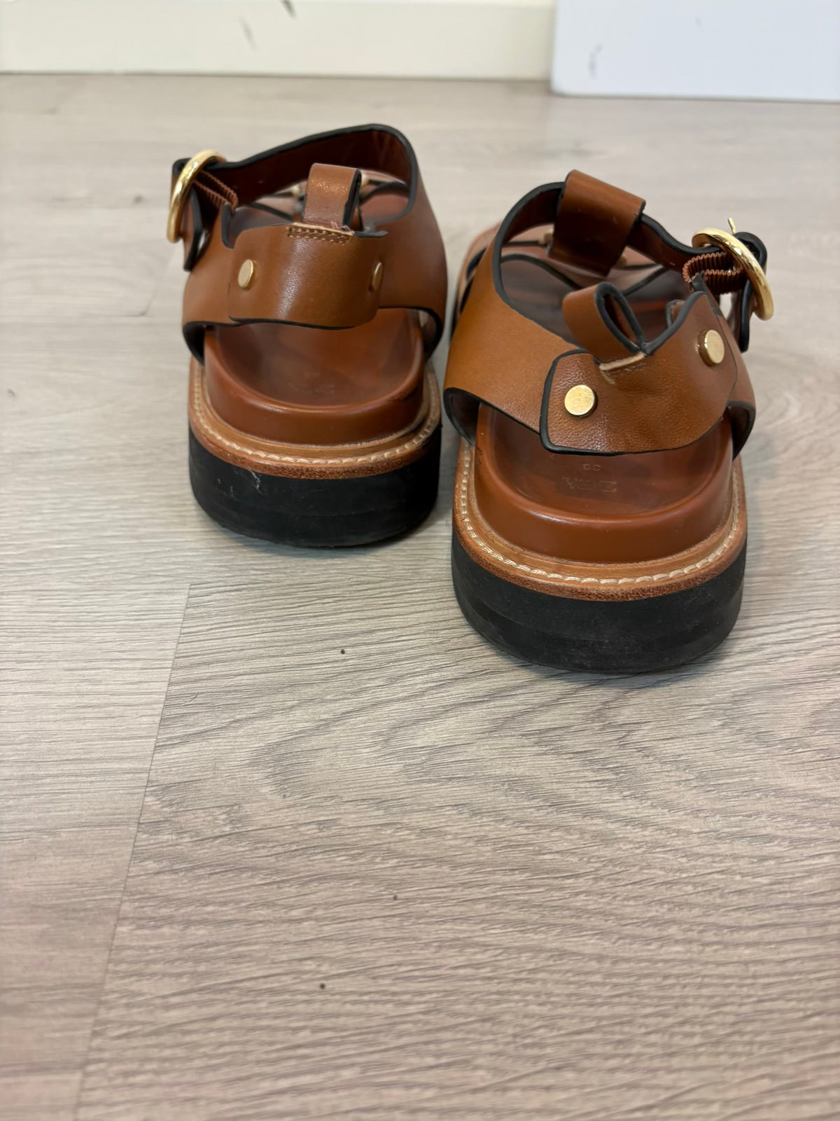 ZARA. Sandalia plana piel hebilla. T 38