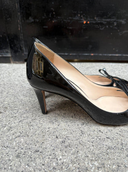 PRADA. Tacones charol lazo