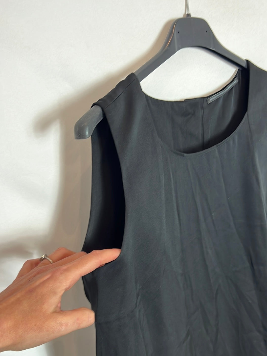 ERMANNO SCERVINO. Top negro seda sin mangas. T 44