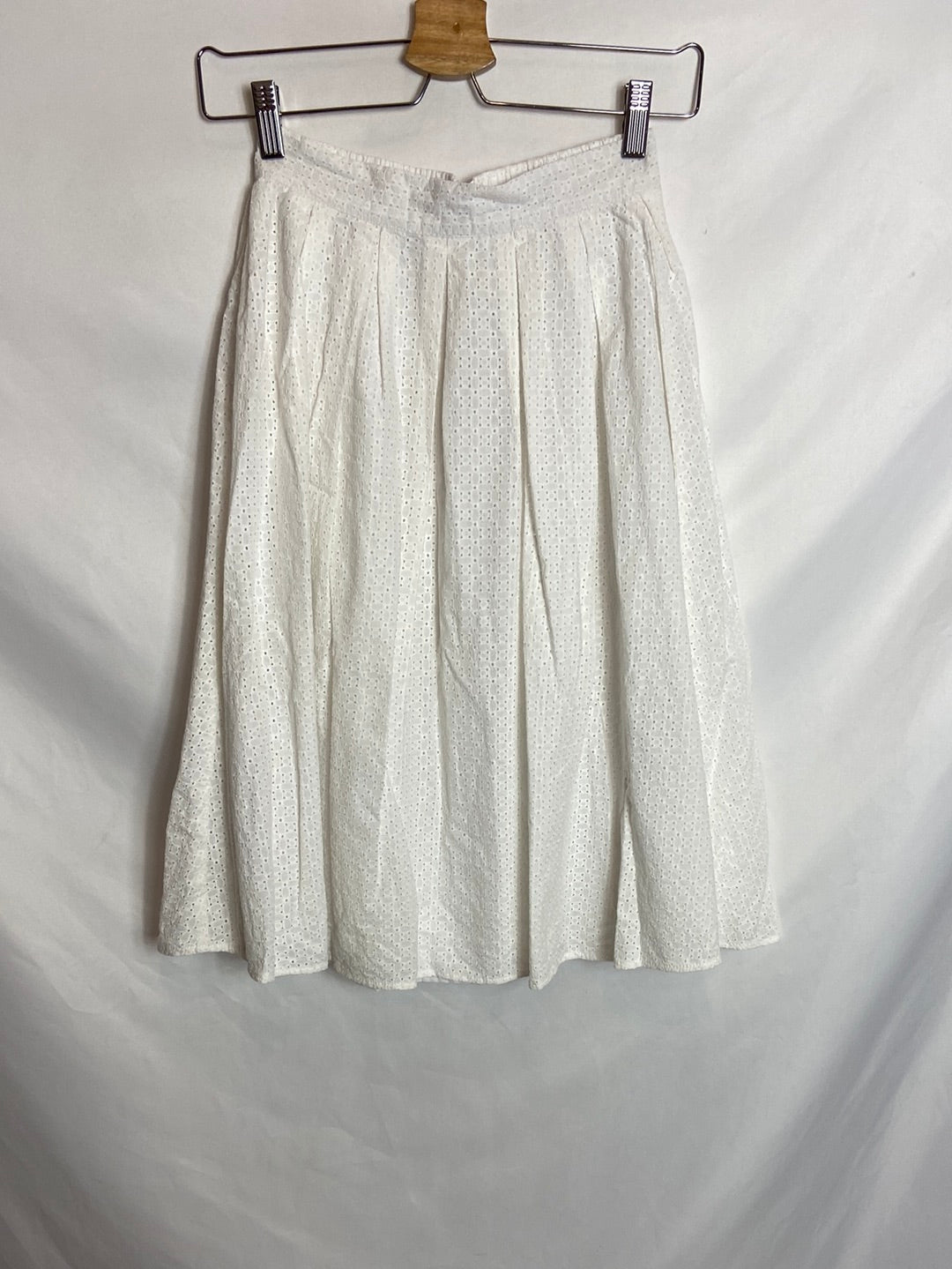 ZARA. White die-cut skirt, size XS