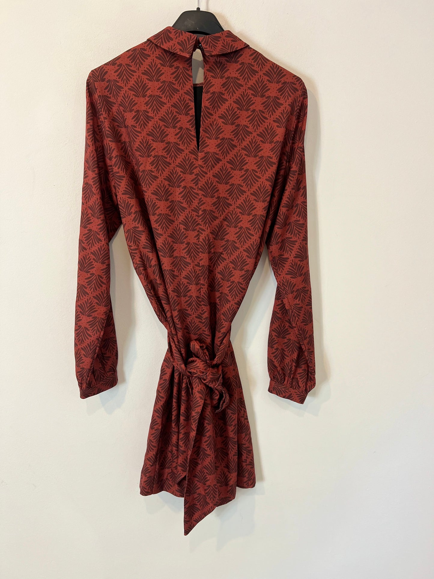 DOLORES PROMESAS. Vestido estampado burdeos T.36