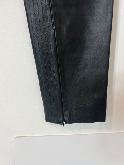 ZARA. Pantalón negro piel  T.m