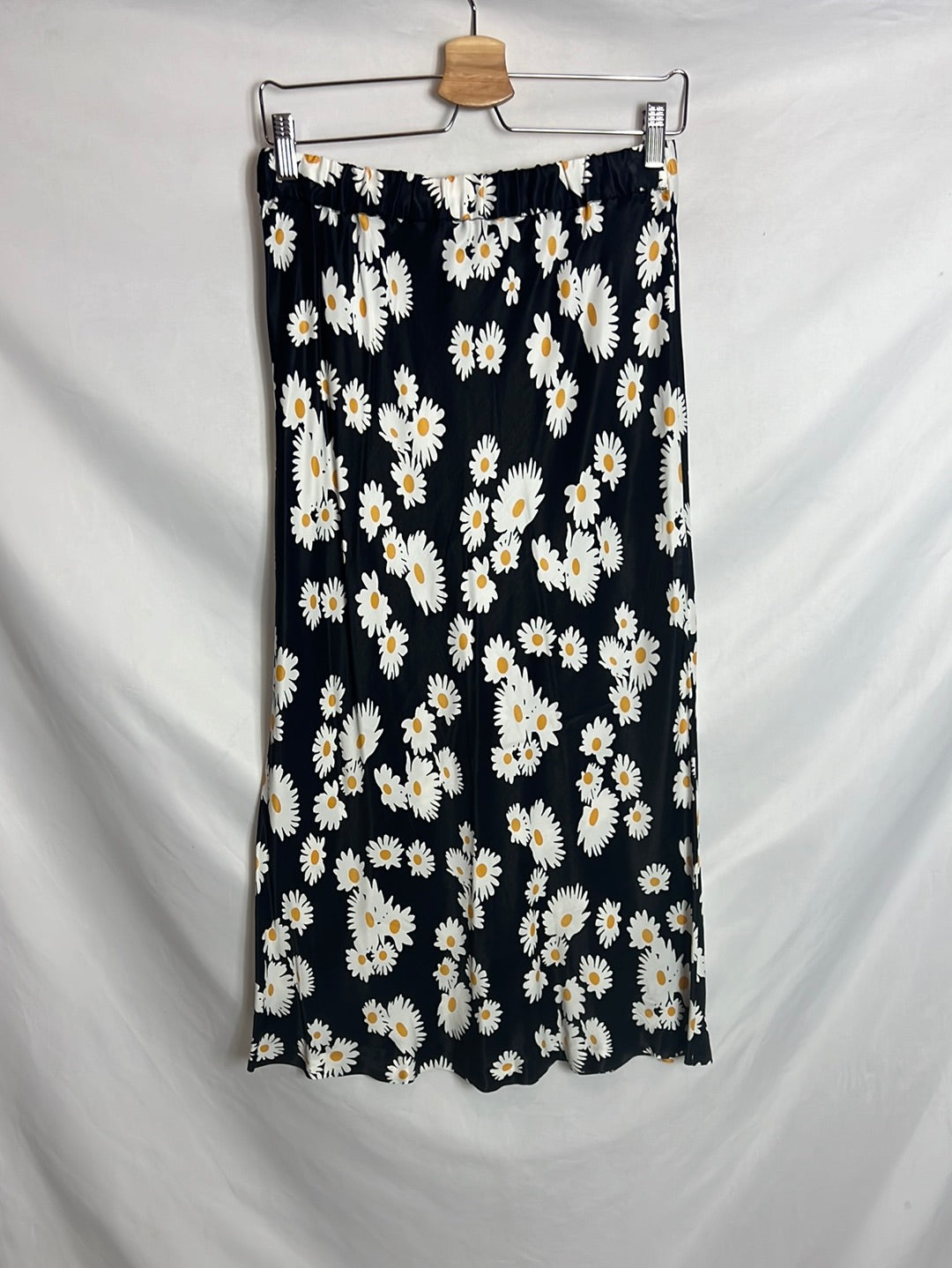 SFERA. Falda midi negra margaritas. T L