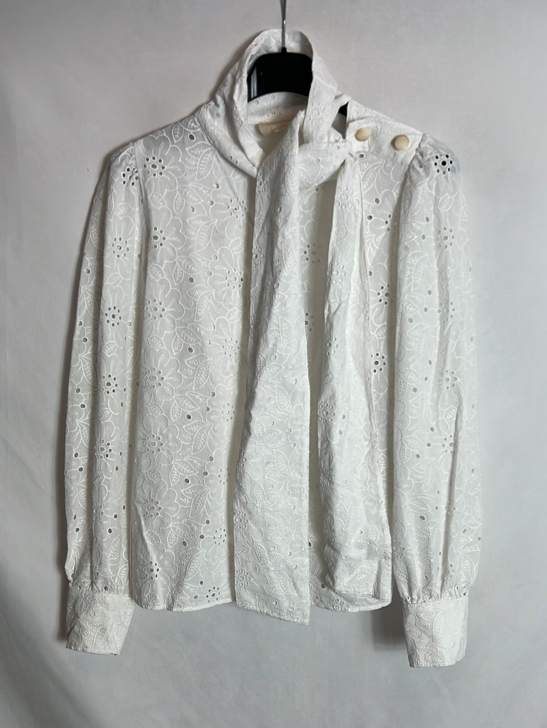 SÉZANE. Blusa blanca troquelada lazada. T 34