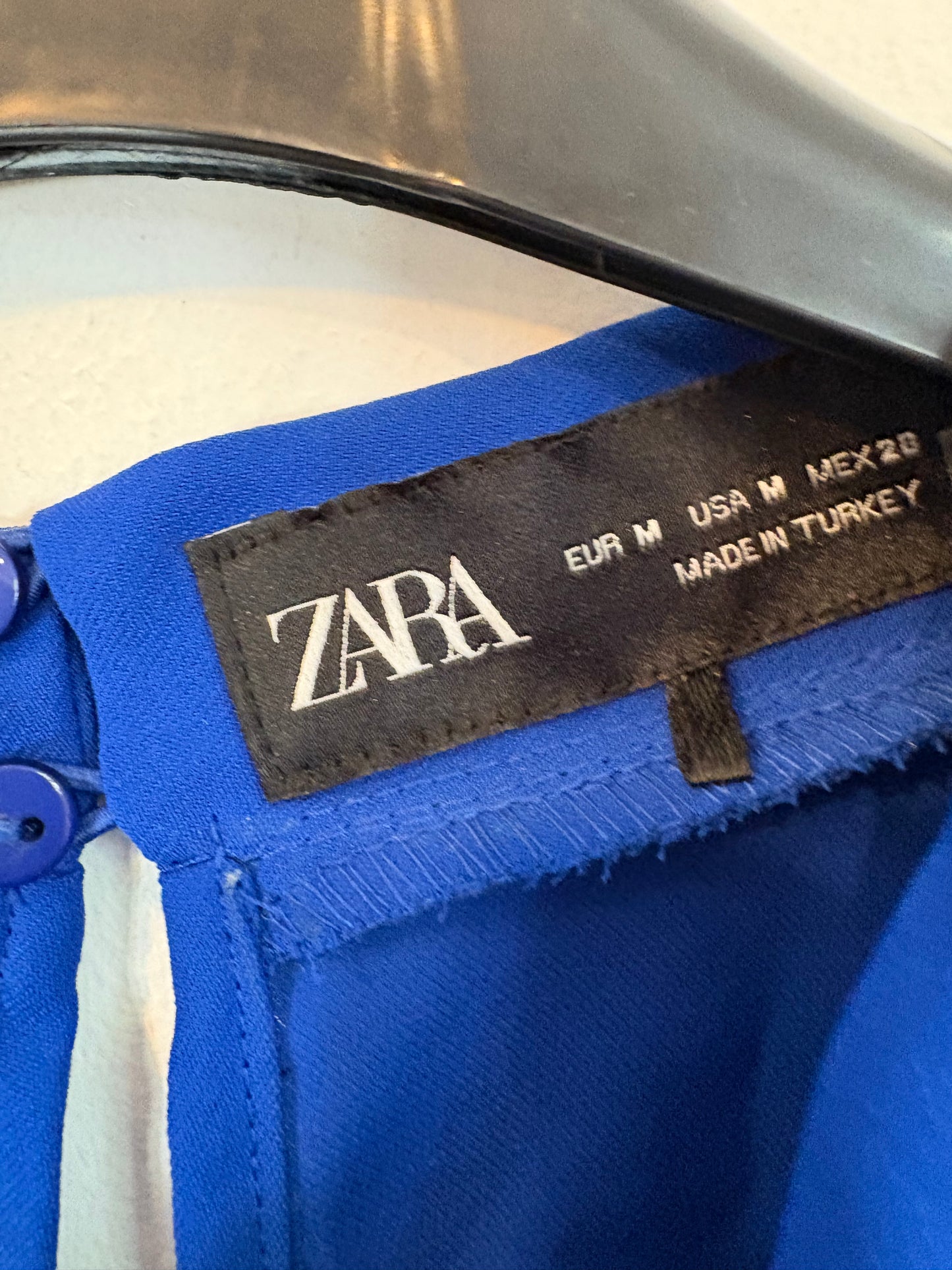 ZARA. Vestido corto azul broche. T M