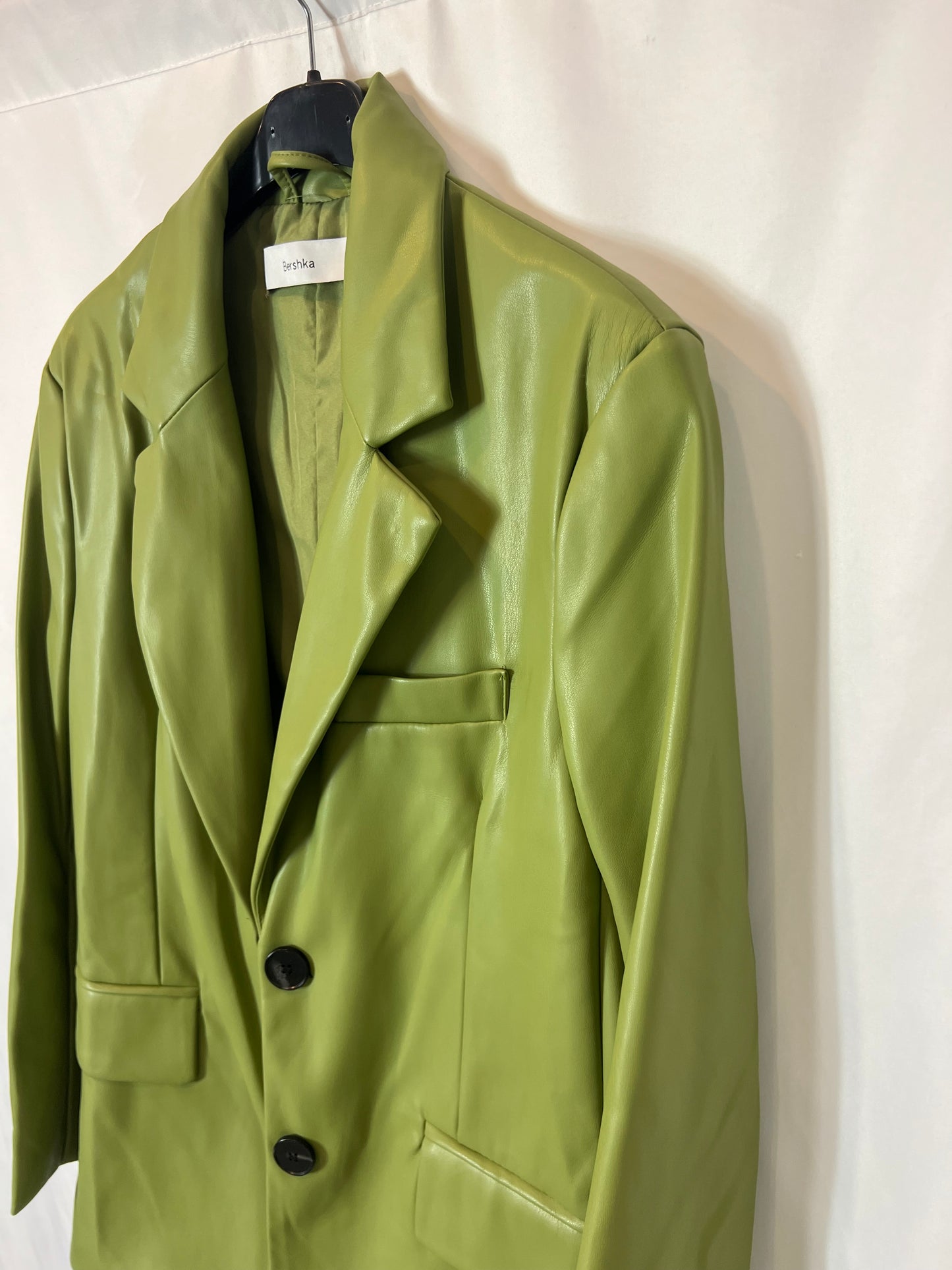 BERSHKA. Blazer verde efecto piel  T.xs