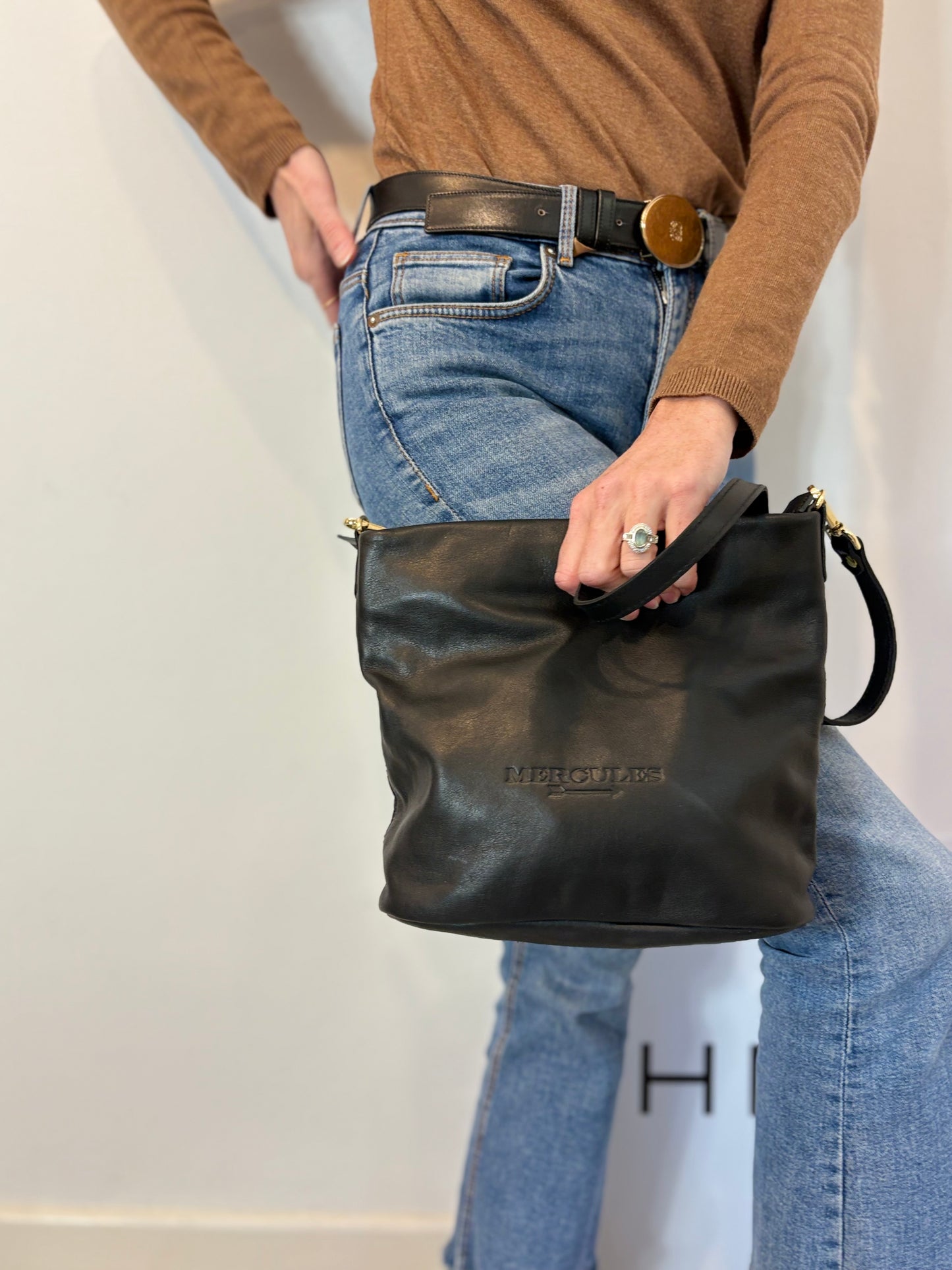 MERCULES. Bolso negro piel asa larga