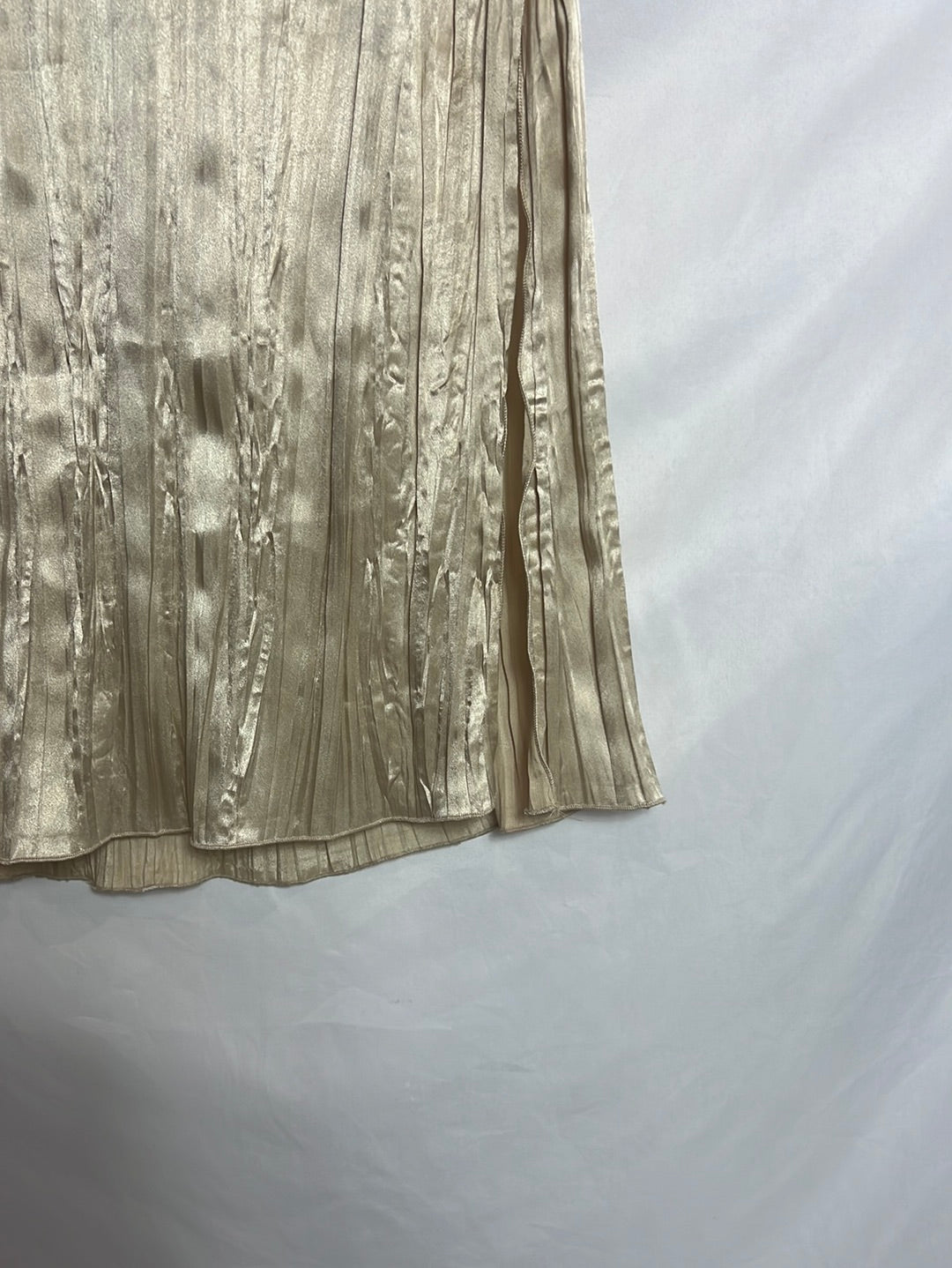 ZARA. Falda midi textura dorada. T XS