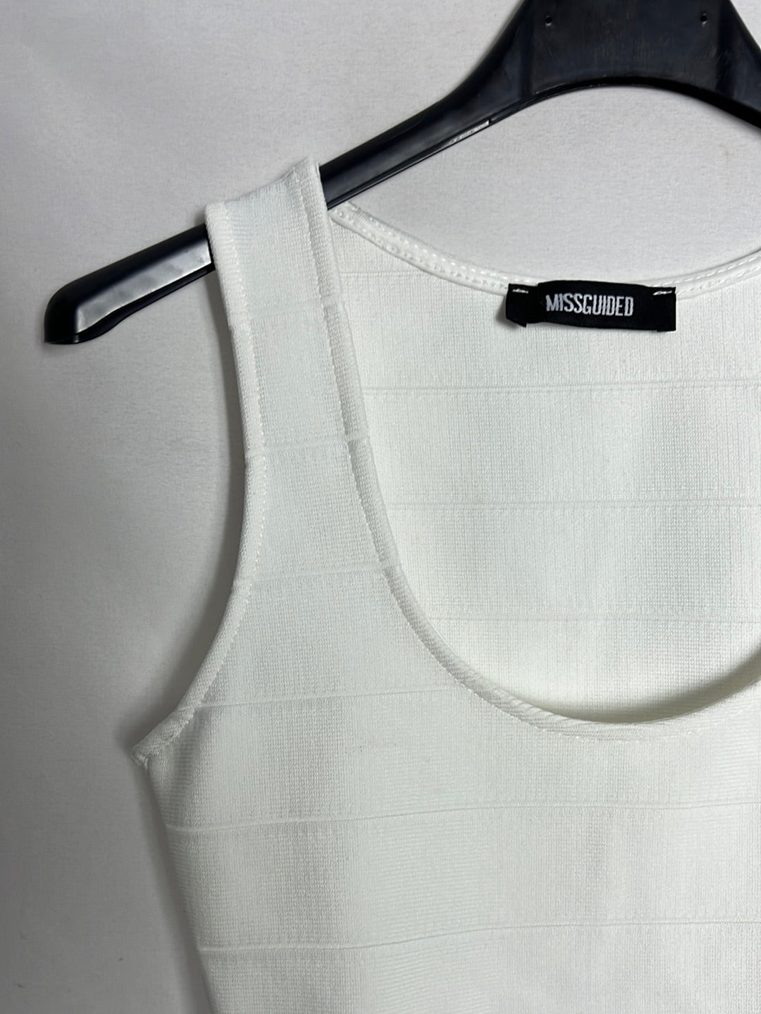 MISSGUIDED. Crop top blanco aperturas. T 34