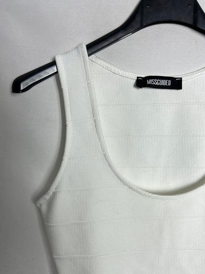 MISSGUIDED. Crop top blanco aperturas. T 34