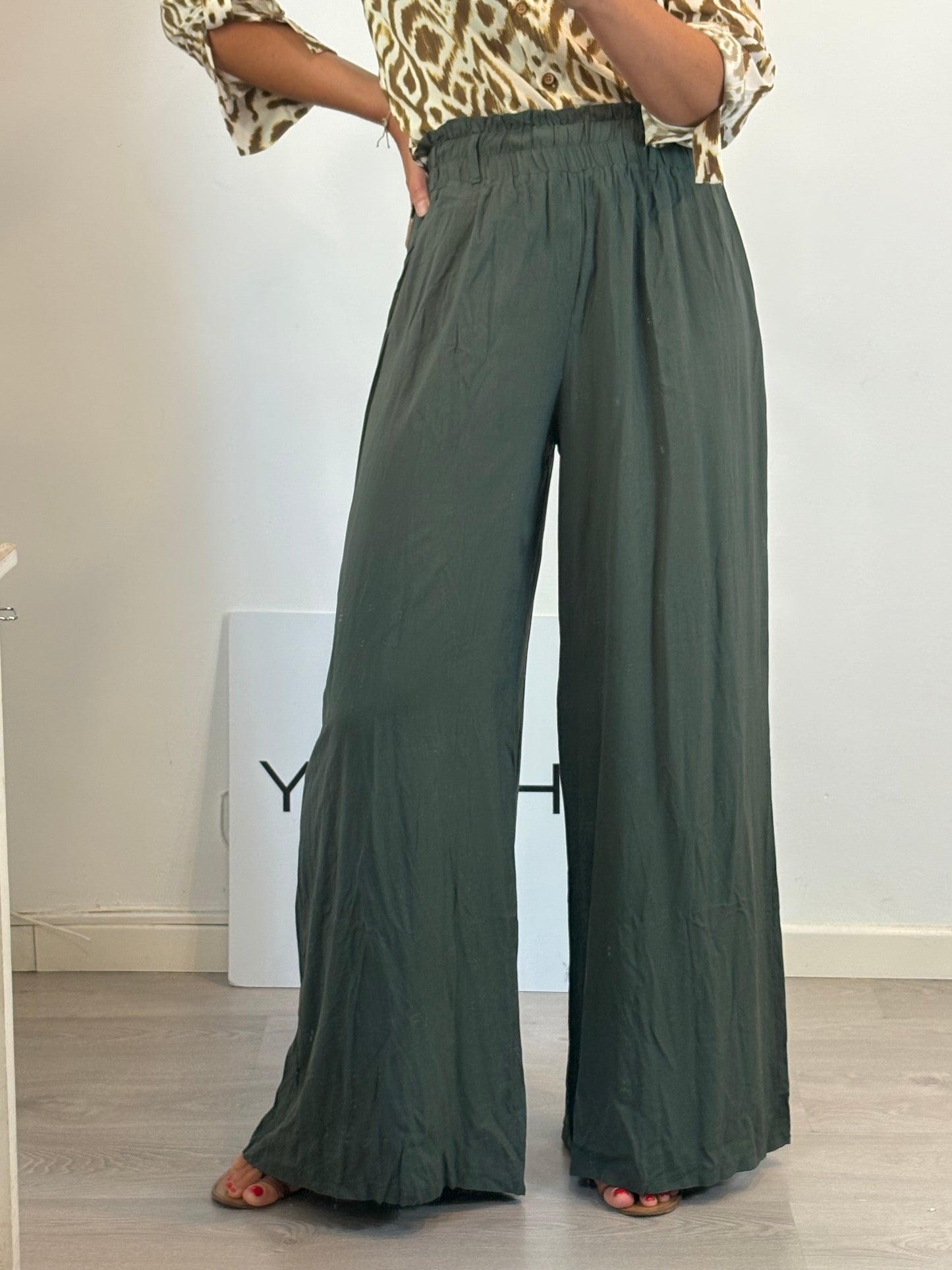 OTRAS. Pantalón verde fluido. T S/M