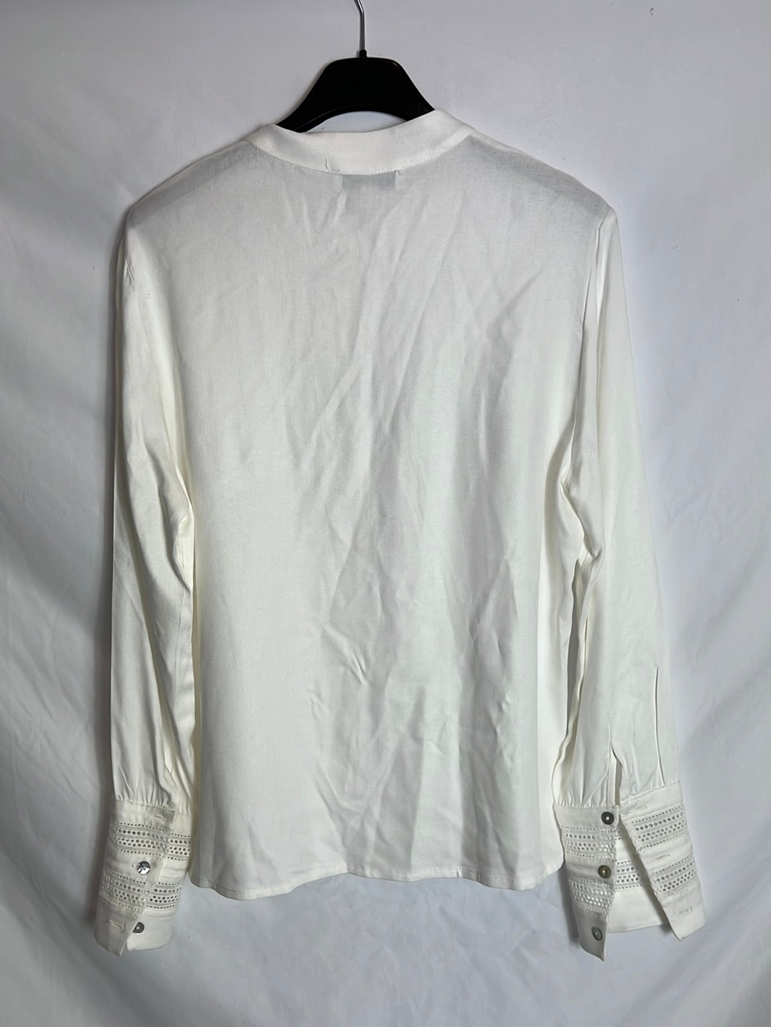 TINTA. Blusa blanca troquelada. T 38