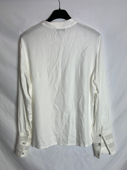 TINTA. Blusa blanca troquelada. T 38