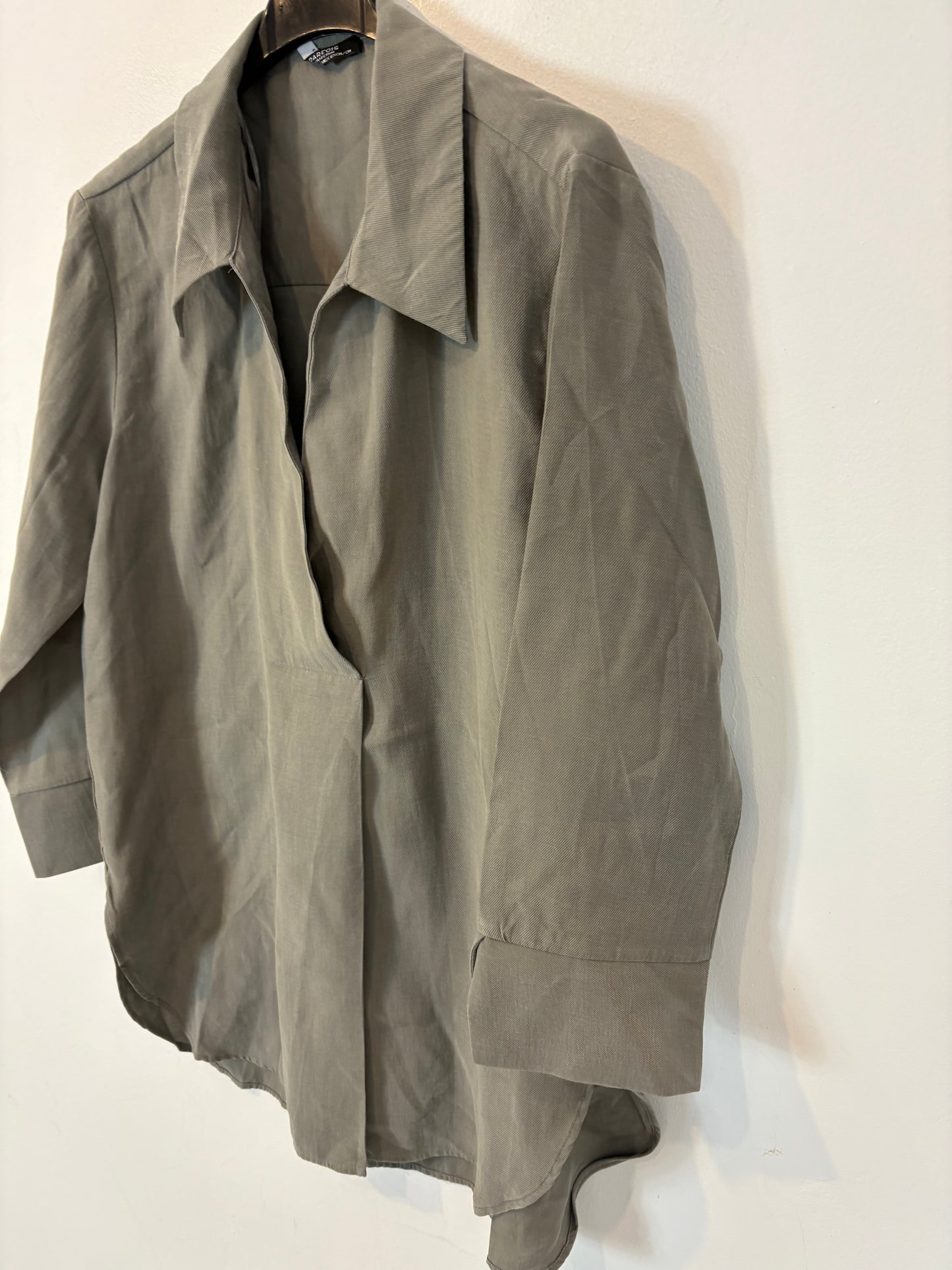 PARFOIS. Blusa verde fluida cuello pico