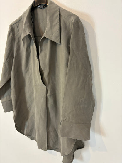 PARFOIS. Blusa verde fluida cuello pico