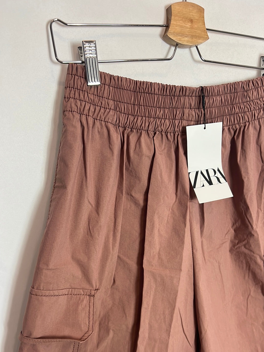 ZARA. Bermuda rosa impermeable T.s