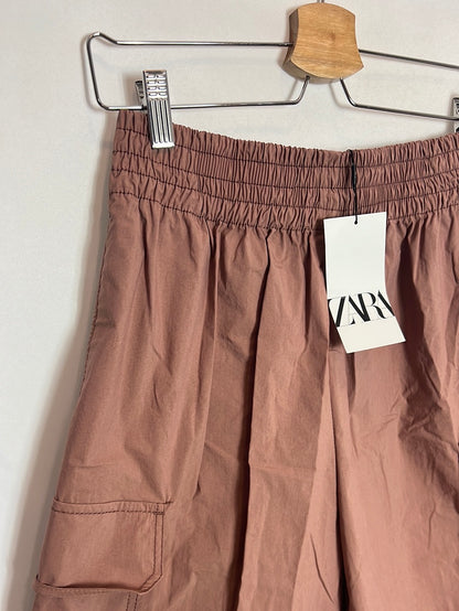 ZARA. Bermuda rosa impermeable T.s
