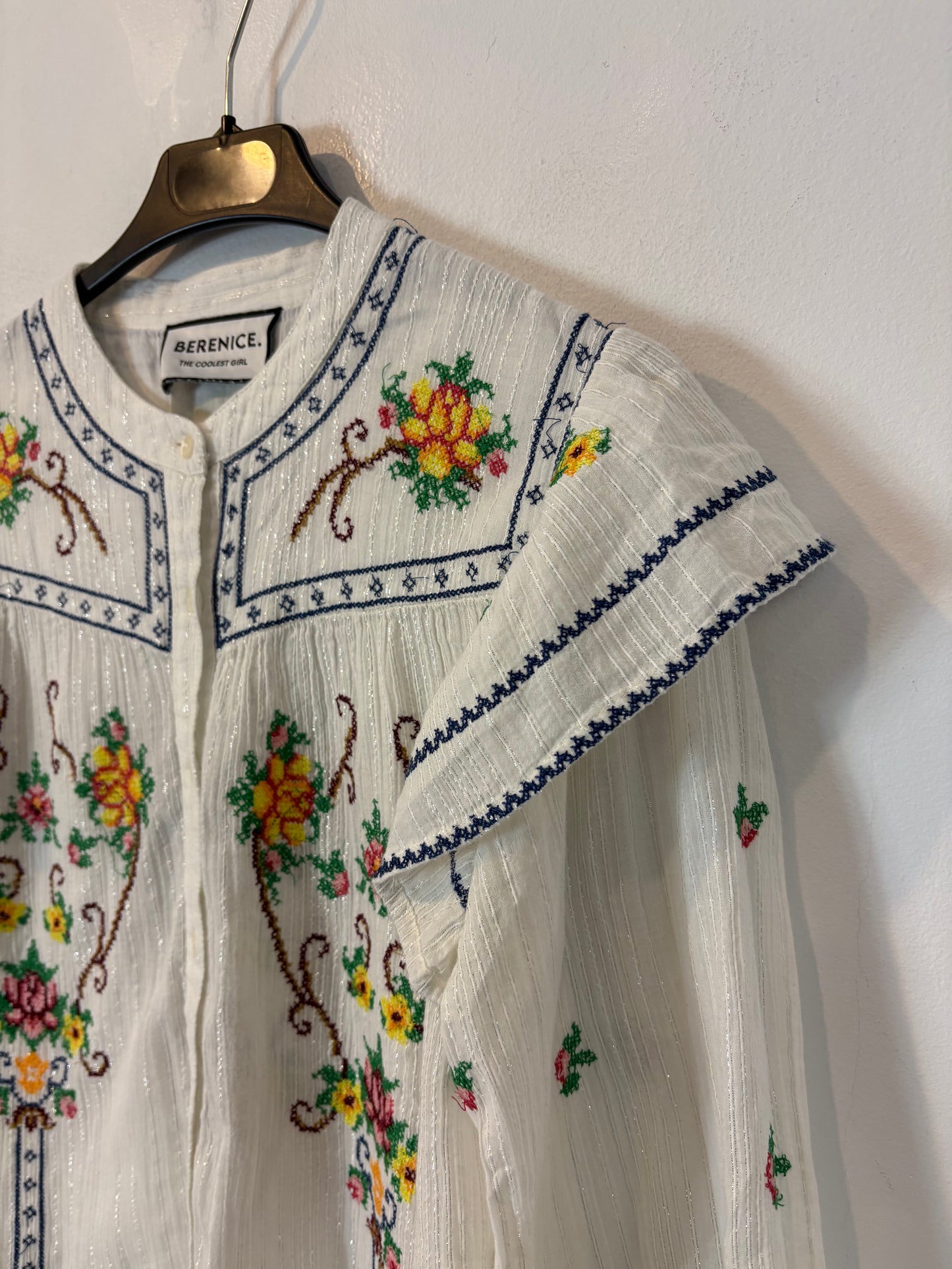 BERENICE. Blusa blanca bordados