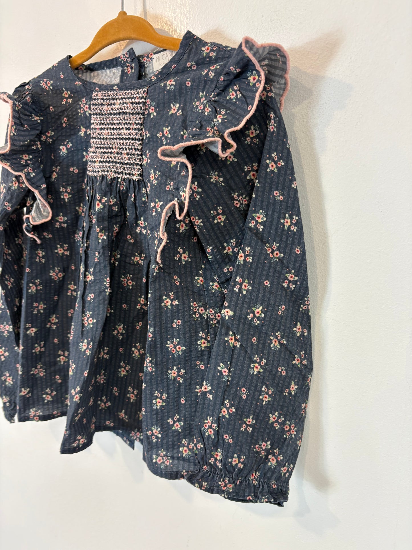 MI CANESÚ.  Camisa azul flores volantes. T 36 meses