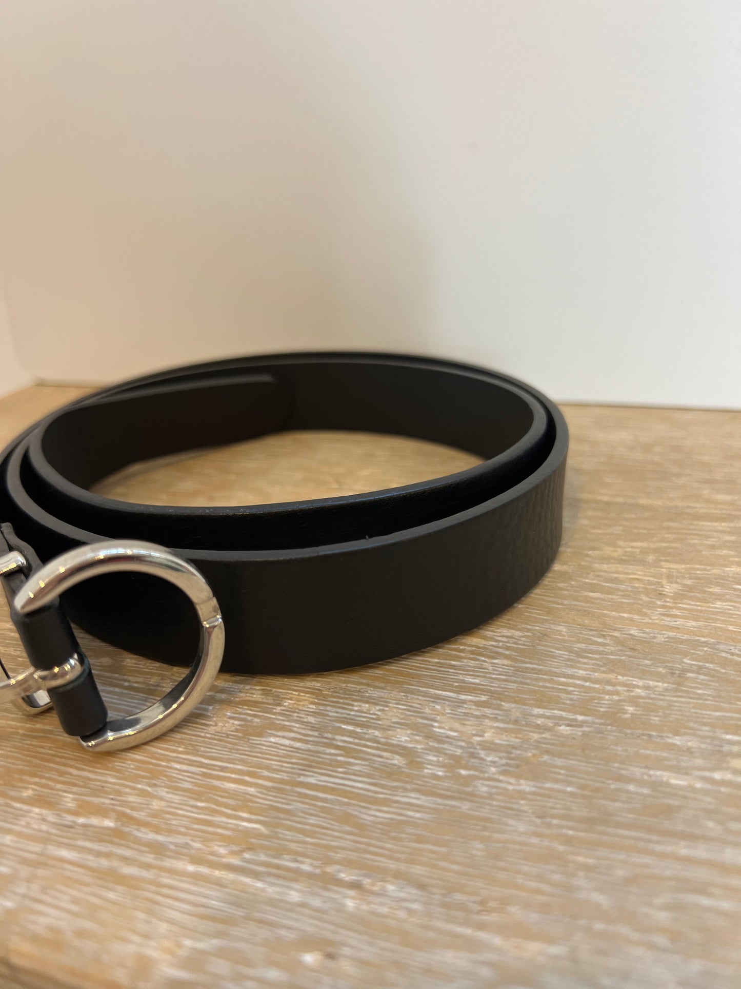 ZARA. Cinturón negro hebilla plateada pequeña. T 85