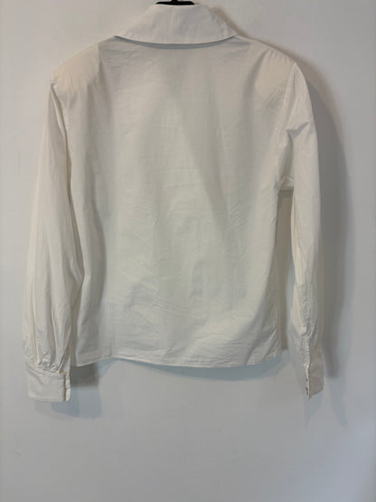 JULISE MAGON. White puff-sleeved shirt. TS