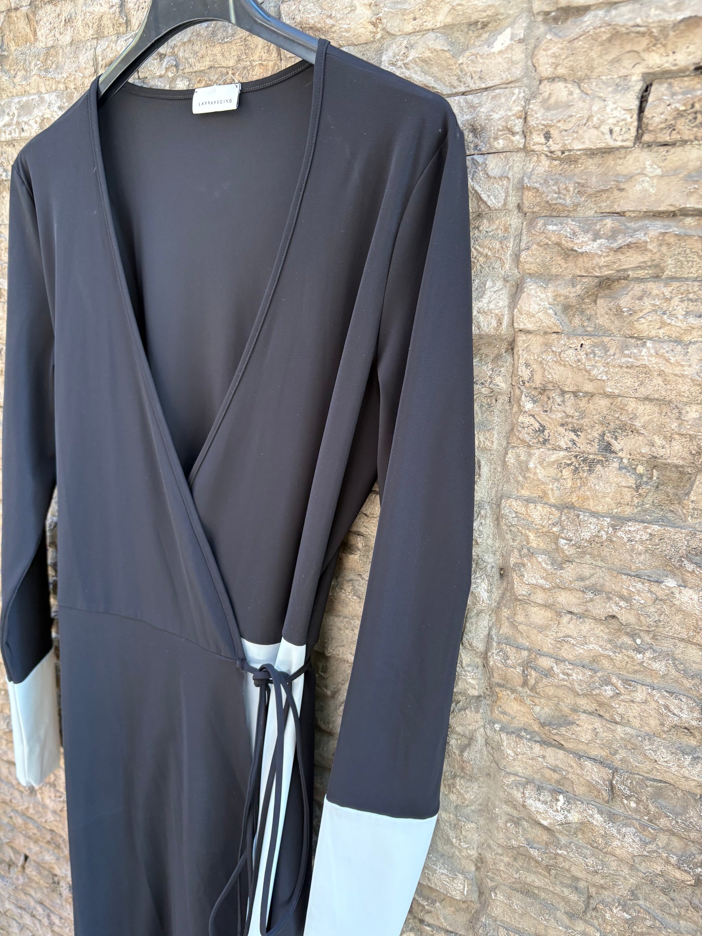 LAURA VECINO. Vestido bicolor cruzado. T S