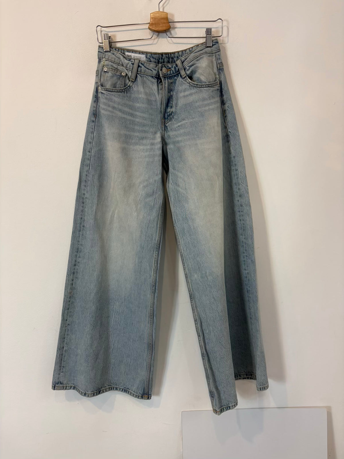 ZARA. Pantalón denim ancho