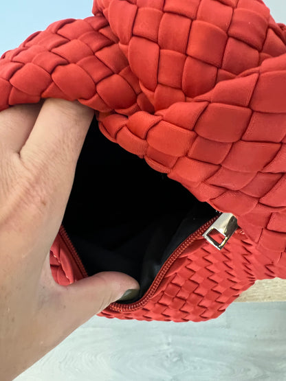 VANYLU. Bolso clutch trenzado rojizo