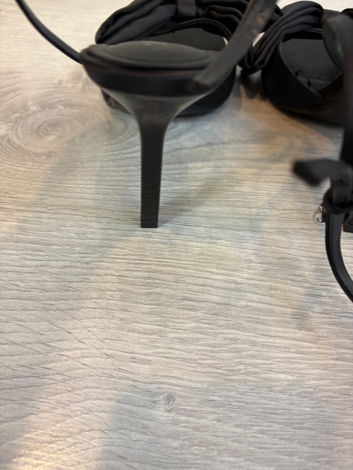 ZARA. Sandalia tacón lazo. T 38