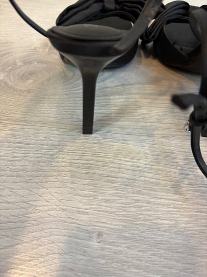 ZARA. Sandalia tacón lazo. T 38